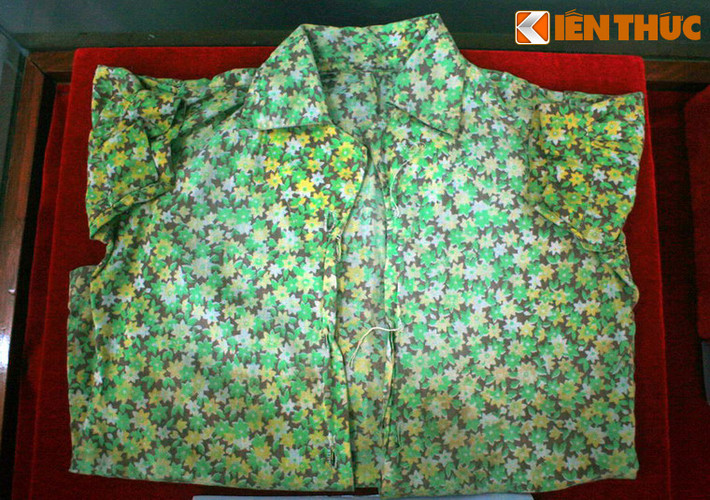 Bên trong nhà trưng bày, du khách có thể xem nhiều hiện vật từ cuộc thảm sát còn được lưu giữ như chiếc mâm thau cũ còn lỗ chỗ vết đạn, chiếc áo, đôi dép của một cháu bé bị bắn chết; các loại chén đĩa, xoong chảo bị bắn thủng vỡ...