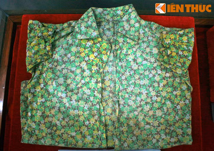 Bên trong nhà trưng bày, du khách có thể xem nhiều hiện vật từ cuộc thảm sát còn được lưu giữ như chiếc mâm thau cũ còn lỗ chỗ vết đạn, chiếc áo, đôi dép của một cháu bé bị bắn chết; các loại chén đĩa, xoong chảo bị bắn thủng vỡ...