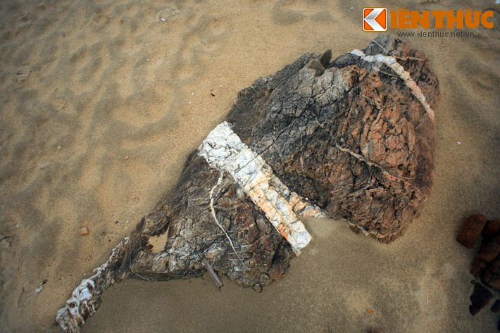 Các sọc trắng trên đá đã được tạo ra một cách ngẫu nhiên từ sự bồi đắp, nén ép các lớp vật chất khác nhau trong quá trình kiến tạo địa chất có thể kéo dài hàng triệu năm.