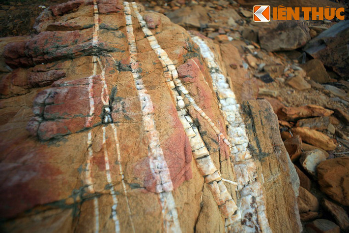 "Tác giả" của những phiến đá có sọc trắng này không ai khác chính là tạo hóa.