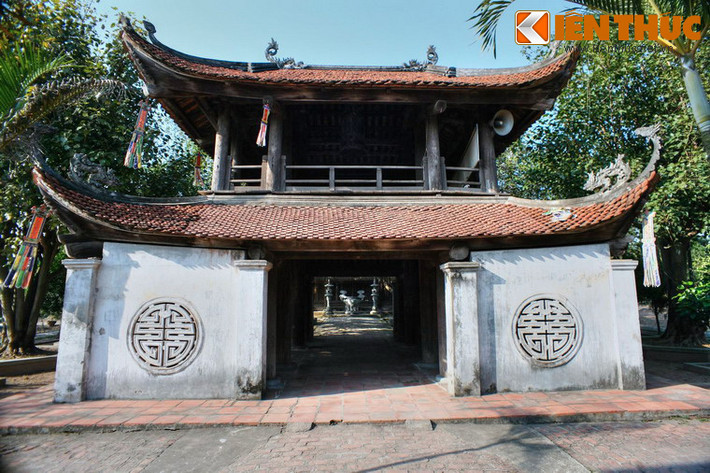 Công trình ngoài cùng là tam quan, có kiến trúc tương đối giản dị. Tiếp đó là gác chuông 2 tầng 8 mái.