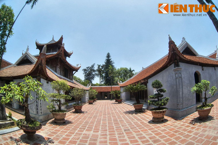 Sau gác chuông là 7 tòa nhà nối tiếp nhau: Tiền Đường, Thiên Hương, Thượng điện, Tích Thiện Am, nhà Trung, phủ thờ, hậu đường, tổng chiều dài hơn 100 mét.