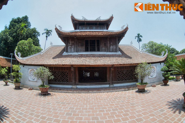 Trong các công trình này, ấn tượng nhất là Tích Thiện Am, một tòa nhà ba gian hai chái, chính giữa có hai tầng gác nhô cao với các đầu đao uốn cong.