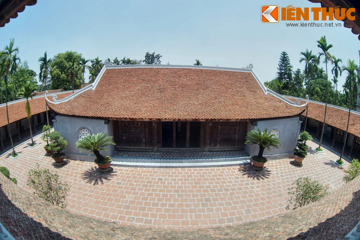 Cũng như nhiều ngôi chùa cổ phía Bắc khác, chùa Bút Tháp được xây theo kiểu nội công ngoại quốc, với các công trình kiến trúc được bố trí cân xứng, chặt chẽ ở khu vực trung tâm.