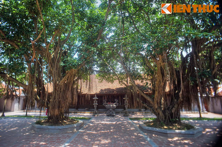 Theo sách Địa chí Hà Bắc (xuất bản năm 1982), chùa Bút Tháp có từ đời vua Trần Thánh Tông (1258-1278). Đến thế kỷ 17, chùa trở nên nổi tiếng với sư trụ trì là Hòa thượng Chuyết Chuyết (1590-1644) đến từ Trung Hoa. Năm 1644, Hòa thượng viên tịch, kế nghiệp là Thiền sư Minh Hạnh.