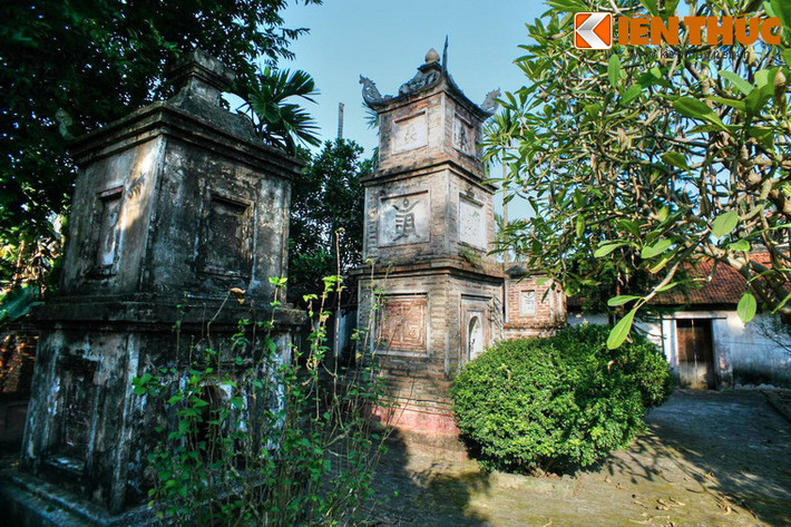 Các tòa tháp trong khu vườn tháp của chùa.