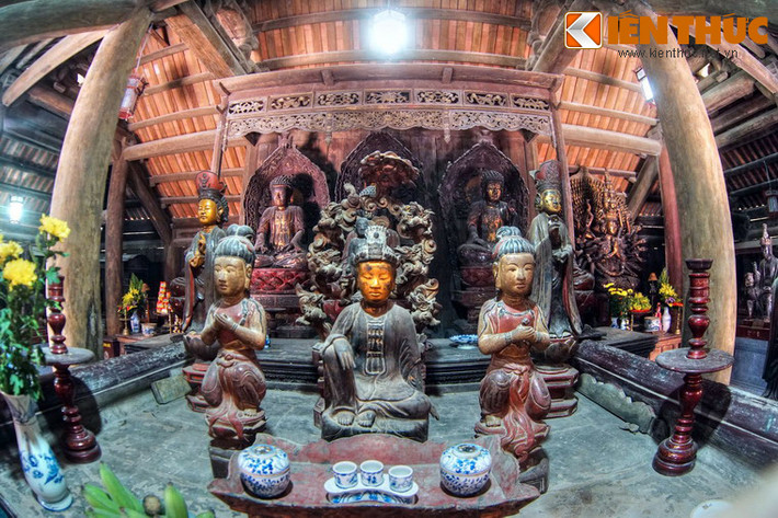 Trong chùa còn lưu giữ được rất nhiều cổ vật, đáng chú ý là một hệ thống tượng tròn rất đặc sắc so với những ngôi chùa cổ khác.