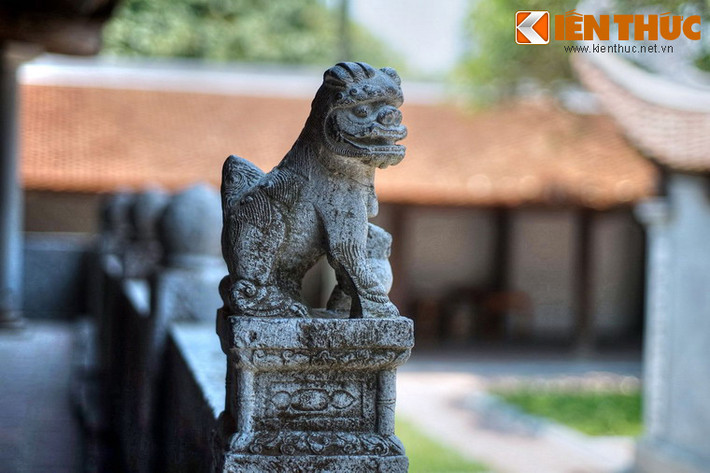 Đầu cầu là hai con sư tử đá.