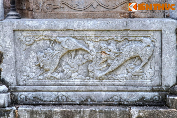 Tầng tháp dưới cùng có 13 bức chạm đá với đề tài động vật. Tháp thể hiện tài ghép đá và nghệ thuật điêu khắc của người thợ Việt Nam xưa.