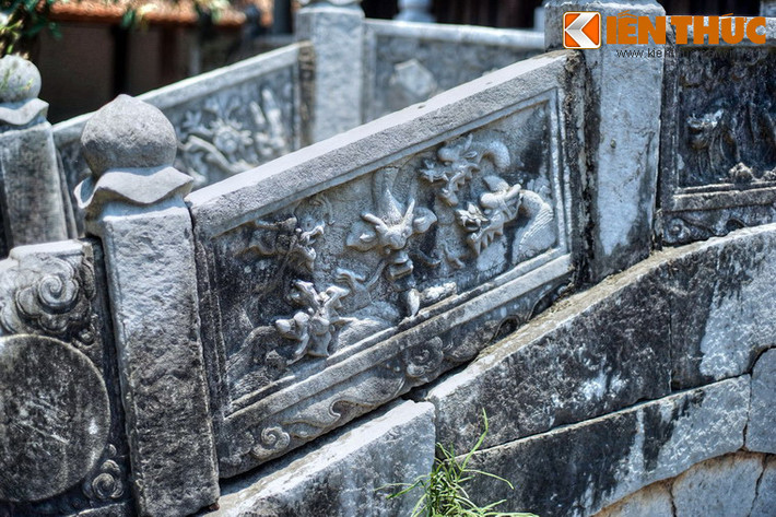 Hai bên cầu có 12 bức phù điêu đá chạm chim muông, hoa lá, linh vật... rất công phu, tinh xảo, nối liền với các phù điêu đá ở lan can tòa Thượng điện.