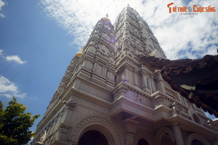 Thiết kế của tháp thể hiện một phần vũ trụ quan của Phật giáo với Núi Tu-di (Sineru) ở trung tâm và tứ đại châu (Đông Thắng thần châu, Tây Ngưu hóa châu, Nam Thiện bộ châu và Tây Ngưu hóa châu) ở bốn hướng.