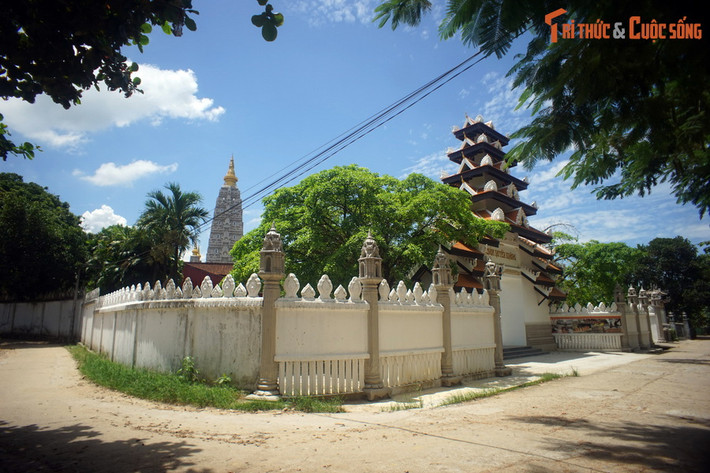 Tọa lạc tại phường Hương Hồ, thành phố Huế, chùa Huyền Không được xây dựng năm 1978, được nhiều người biết đến với lối kiến trúc độc đáo, mang dấu ấn của Việt Nam, Champa, Ấn Độ và Nhật Bản.