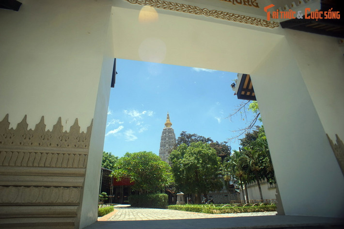 Đặc biệt, cổng chùa Huyền Không không có cánh cổng. Điều này hàm chứa thông điệp cửa chùa luôn rộng mở, là nơi tìm về tu tập, chuyển hóa cho tất cả chúng sinh.