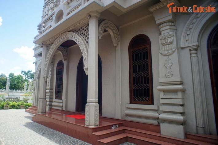 Trong hai tầng thấp nhất, tầng trên dùng làm Thiền phòng và phòng trưng bày các món quà lưu niệm, tầng nền là phòng Khánh tiết, dùng để đón tiếp các vị khách, đoàn khách vãng lai quan trọng.