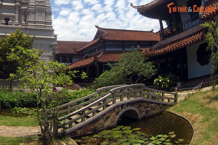 Trong khuôn viên chùa Huyền Không còn có nhiều hồ nước và vườn cây được bố trí hài hòa với các công trình kiến trúc, vừa tôn thêm vẻ đẹp của các công trình này, vừa đem lại cảm giác thư thái, bình an cho những vị khách ghé thăm chùa...