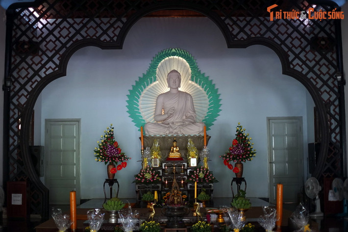 Trong chính điện bài trí duy nhất một pho tượng Đức Phật Thích Ca ở vị trí trung tâm. Tượng màu trắng, cao 1,54 mét, có vẻ mặt thanh thoát và từ ái, tay phải đưa lên, tay trái đặt trên lòng bàn chân, như đang đàm đạo cùng các đệ tử.