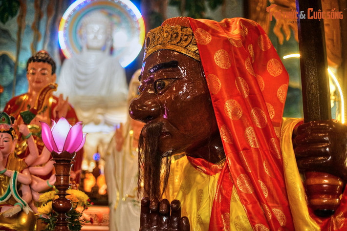 Nơi hai pho tượng được phát hiện từng là một đền thờ của người Chăm khi thành Đồ Bàn còn hưng thịnh. Theo tín ngưỡng Ấn Độ giáo, Hộ pháp thường được đặt ở trước cổng của đường vào các công trình kiến trúc tôn giáo. Đây chính là vai trò của Ông Đỏ và Ông Đen khi được tạo tác.