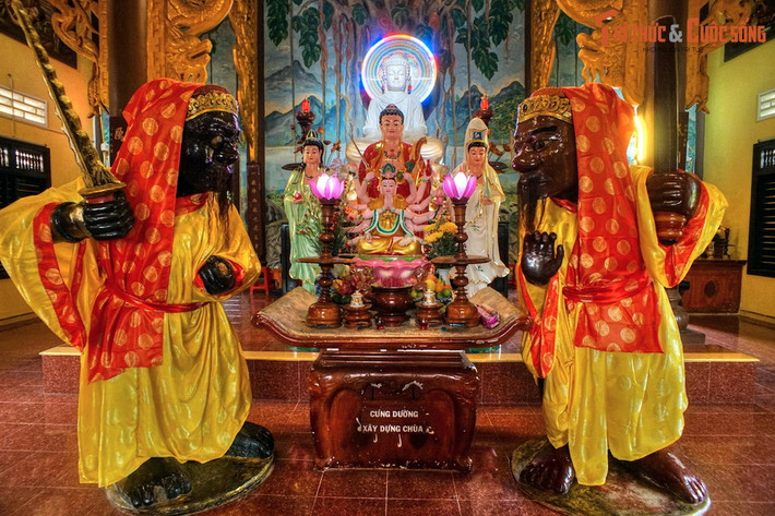 1. Tọa lạc tại xã Nhơn Hậu, thị xã An Nhơn, tỉnh Bình Định, chùa Nhạn Sơn là nơi đang lưu giữ hai bức tượng Hộ pháp mang những giá trị lịch sử - văn hóa đặc biệt.