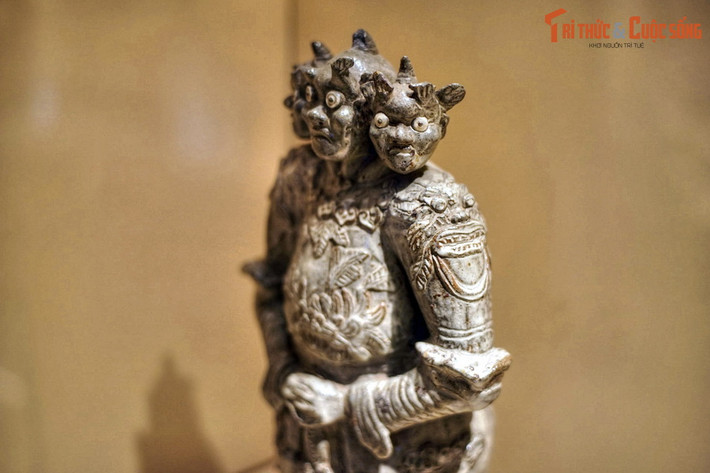 Tượng cao khoảng 50 cm, có niên đại vào cuối thế kỷ 19, đầu thế kỷ 20, thể hiện hình ảnh một vị Hộ pháp trong thế đứng uy nghiêm, tay cầm chùy chống xuống đất... Điều kỳ lạ của bức tượng là tạo hình ở phần đầu, với ba chiếc đầu mọc ra từ ba chiếc cổ khác nhau.