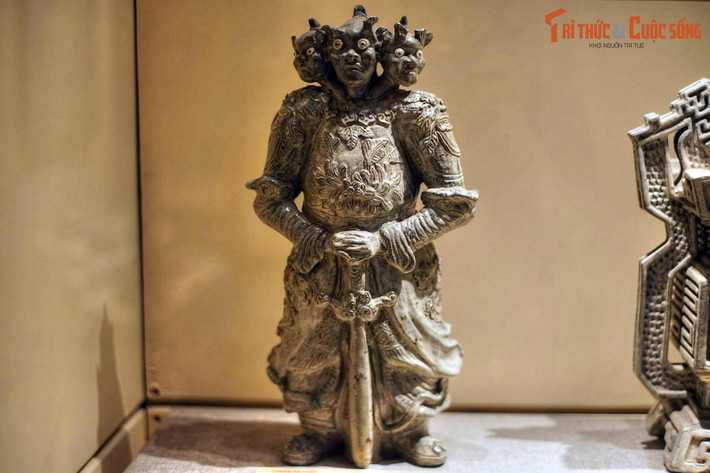 2. Bức tượng Hộ pháp bằng gốm men ngà thời nhà Nguyễn là một hiện vật lịch sử độc đáo được lưu giữ tại Bảo tàng Lịch sử Quốc gia Việt Nam.