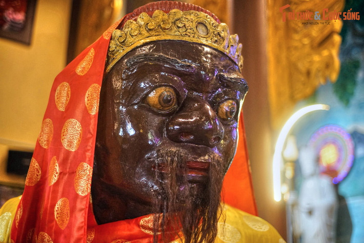 Có niên đại từ thế kỷ 12–13, mỗi bức tượng làm bằng đá cao khoảng 2,4 mét, thân hình lực lưỡng, tay cầm binh khí. Khuôn mặt được tạo hình với cặp lông mày rậm, mắt to, mũi to, đôi tai to và dài, mang đầy vẻ uy nghiêm.