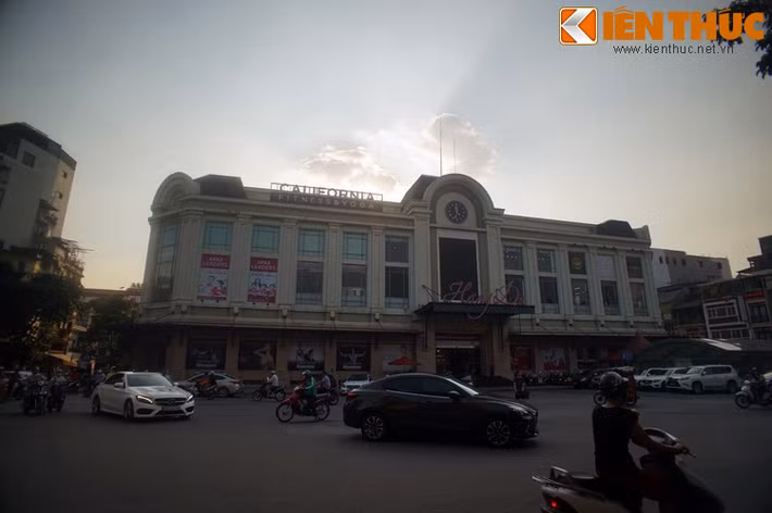 Tới khoảng 1937 – 1938 mới xây cầu chợ, chợ từ đó mới định hình. Năm 1942 phát xít Nhật đóng quân ở Hà Nội, máy bay Mỹ đã tới ném bom trúng chợ Hàng Da, chết rất nhiều người. Năm 1989 chợ được xây lại và trở thành một khu chợ quan trọng của Hà Nội.