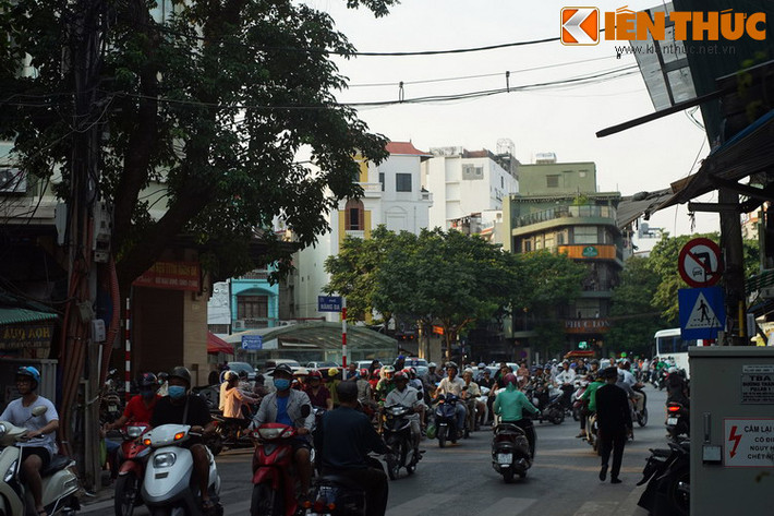 Ít ai biết rằng, ngoài tên gọi gắn với ngành hàng đặc trưng, phố Hàng Da còn mang một cái tên khá kỳ lạ: Phố Thầy Bói.