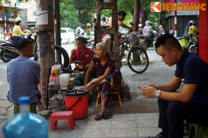 Tên gọi này bắt nguồn từ việc ở trước cửa đền Tam Thánh (hay đình Vũ Du) có nhiều ông bà thày bói bắc chõng ngồi chờ xem cho khách đi lễ và người ta mách nhau đến.