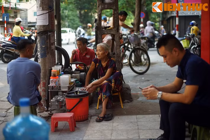 Tên gọi này bắt nguồn từ việc ở trước cửa đền Tam Thánh (hay đình Vũ Du) có nhiều ông bà thày bói bắc chõng ngồi chờ xem cho khách đi lễ và người ta mách nhau đến.