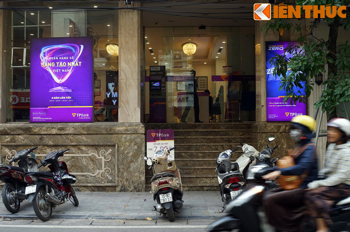 Dù vậy, tên Thầy Bói chỉ là một tên gọi truyền miệng trong dân gian, chưa bao giờ xuất hiện trên các văn bản của chính quyền. Còn vị trí đền Tam Thánh là số 40 Hàng Da, ngày nay là một tổ hợp nhà ở - văn phòng bề thế.