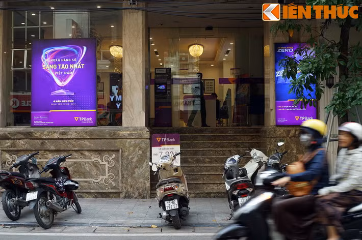 Dù vậy, tên Thầy Bói chỉ là một tên gọi truyền miệng trong dân gian, chưa bao giờ xuất hiện trên các văn bản của chính quyền. Còn vị trí đền Tam Thánh là số 40 Hàng Da, ngày nay là một tổ hợp nhà ở - văn phòng bề thế.