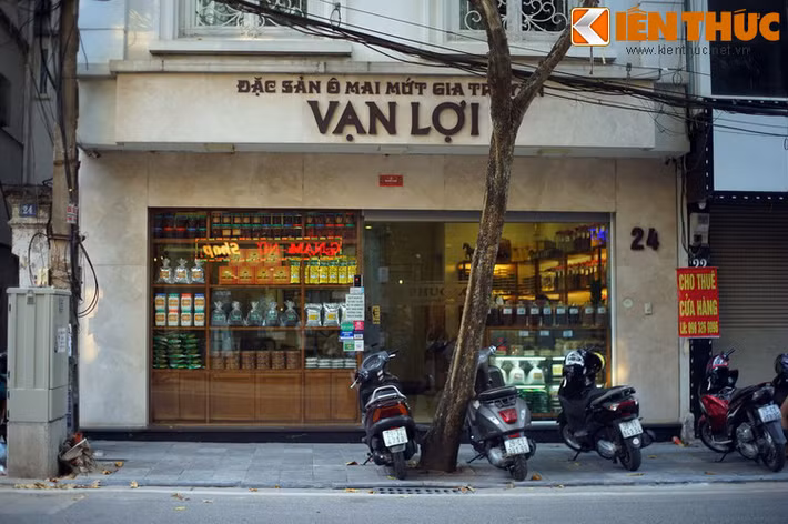 Trong các cửa hàng trên phố, đáng chú ý là hiệu ô mai Vạn Lợi ở nhà số 24. Đây là một thương hiệu ô mai gia truyền đã có tiếng tăm ở Hà Nội từ một thế kỷ trước.
