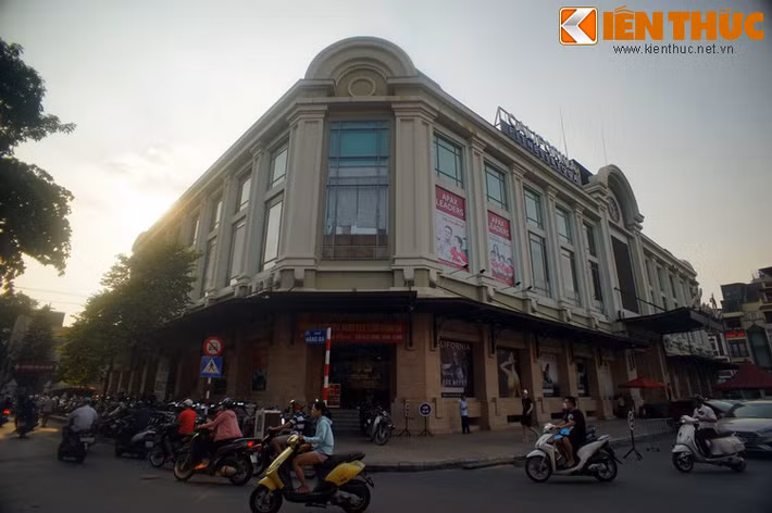 Nói đến phố Hàng Da thì cũng không thể không nhắc đến chợ Hàng Da. Chợ này nằm ở đầu phố, thời xưa là chợ nhỏ, kiểu chợ làng, bán rau cỏ và cả da trâu bò sống hoặc phơi khô, trong chợ chỉ có vài cái lều tạm. Các gánh hát hay gánh xiếc thường thuê chợ diễn vào buổi tối.