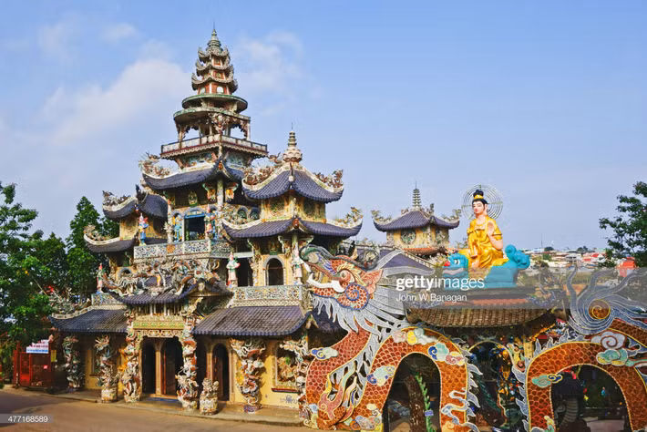Chùa Linh Phước, ngôi chùa độc đáo nổi tiếng ở Đà Lạt. Ảnh: John Banagan/ Getty.