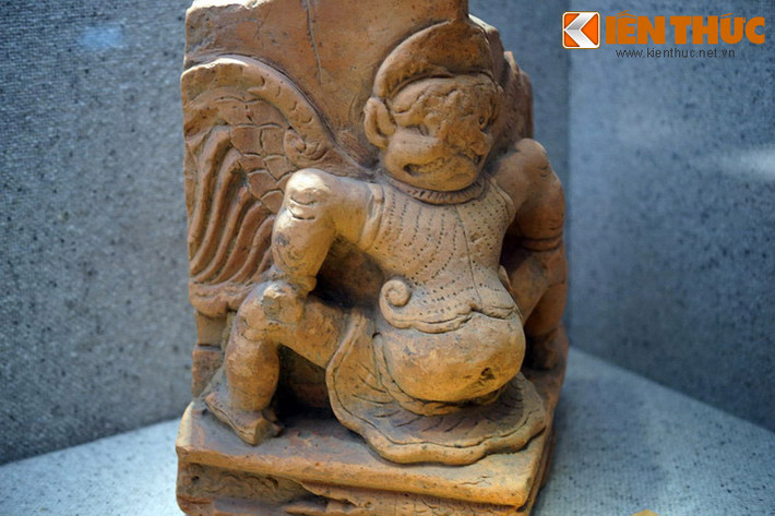 Hình Garuda trên mảnh tháp bằng đất nung, thời Lý, thế kỷ 11 - 13. Garuda là loài chim thần có nguồn gốc từ Ấn Độ, được tạo hình như người - chim, tượng trưng cho sức mạnh và chân lý. Ở Việt Nam, Garuda được du nhập từ Champa vào nghệ thuật Phật giáo thời Lý đến thời Mạc.