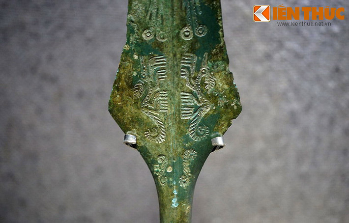 Hình Giao long trang trí trên giáo đồng, thuộc văn hóa Đông Sơn, cách đây 2.000 - 2.500 năm. Giao long là linh vật Việt được cách điệu từ cá sấu, là vật Tổ biểu trưng cho sức mạnh của cư dân Đông Sơn trong buổi đầu dựng nước Văn Lang - Âu Lạc.