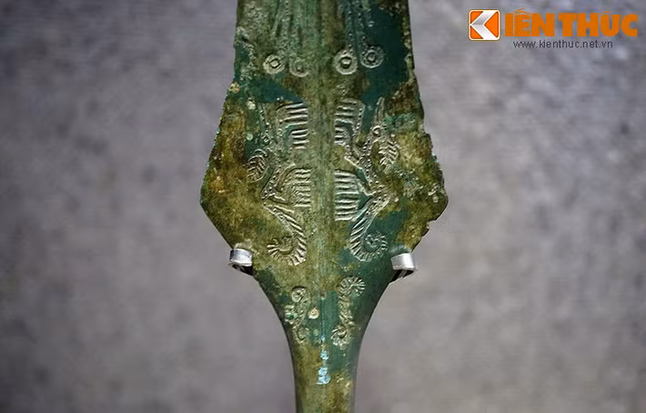 Hình Giao long trang trí trên giáo đồng, thuộc văn hóa Đông Sơn, cách đây 2.000 - 2.500 năm. Giao long là linh vật Việt được cách điệu từ cá sấu, là vật Tổ biểu trưng cho sức mạnh của cư dân Đông Sơn trong buổi đầu dựng nước Văn Lang - Âu Lạc.