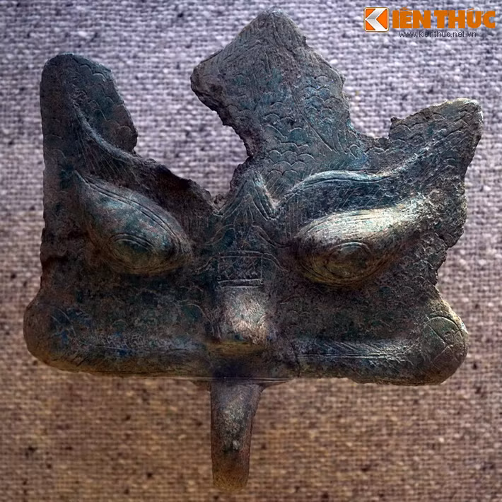 Tay nắm cửa hình Tiêu đồ bằng đồng, thế kỷ 1 - 3. Theo truyền thuyết, Tiêu đồ là linh vật có tính khí lười biếng, thường cuộn tròn nằm ngủ, không thích có kẻ lạ xâm nhập lãnh địa của mình. Tiêu đồ thường được chạm trên tay nắm cửa ra vào, ngụ ý bảo vệ sự an toàn cho chủ nhà.