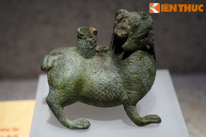 Đèn hình Tích tà bằng đồng, thế kỷ 1 - 3. Tích tà là linh vật huyền thoại có nguồn gốc Á Đông, hình thức giống như sư tử có cánh, mang ý nghĩa biểu tượng trừ tà, xua đuổi điều xấu, mang lại tốt lành.