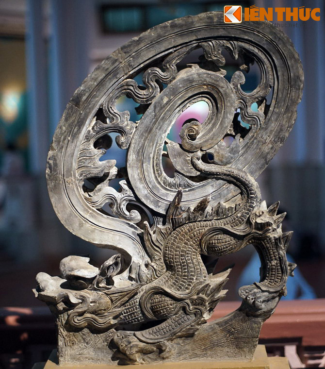 Tượng Si vẫn bằng đất nung thời Lê Trung Hưng. Theo truyền thuyết, Si vẫn (còn gọi là con kìm) là động vật biển có đuôi cong trong, đập sóng thì mưa xuống. Bởi vậy người xưa thường đặt nó trên nóc mái các công trình kiến trúc với ý nghĩa phòng ngừa hỏa hoạn.