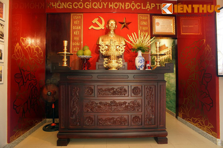 Tầng một của di tích đặt bàn thờ Chủ tịch Hồ Chí Minh ở trung tâm.