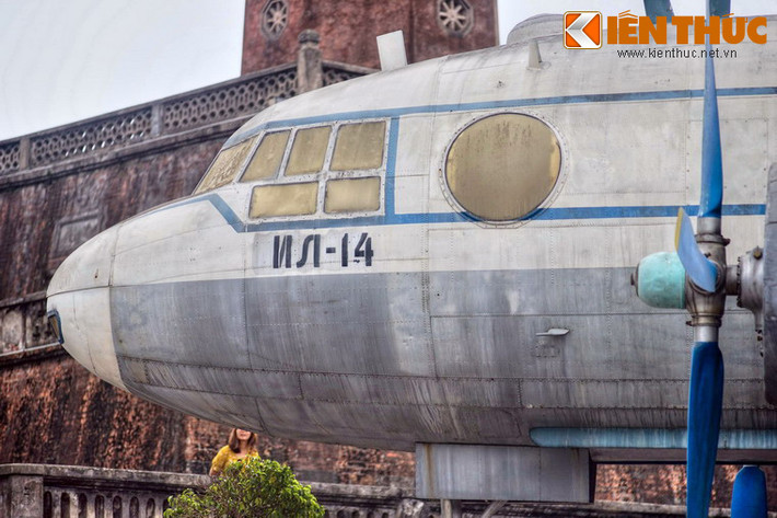 Theo tài liệu về loại máy bay IL-14 cùng những miêu tả của nhân chứng, chiếc IL-14 VN-C482 đã được phục chế với khoang hành khách có hai hàng ghế thường dành cho đoàn công tác.