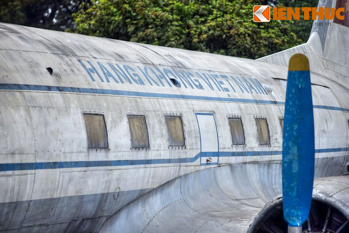 Tiếp đến là phòng riêng của Bác Hồ với tấm rèm cửa màu huyết dụ cùng chiếc giường mây, chiếc ghế đặt cạnh giường, tiếp đến là buồng dành cho tiếp viên và buồng lái của phi công.