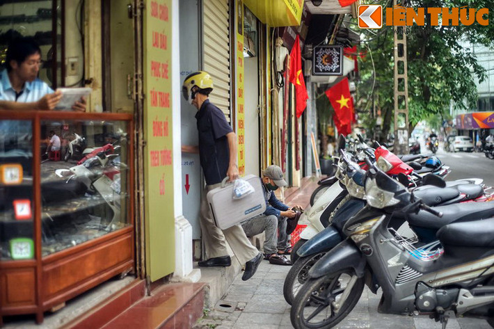 Ông Dư cũng là một trong những người tham gia lắp đặt, kiểm tra kỹ thuật của chiếc đồng hồ treo trên tòa nhà Bưu điện Hà Nội. Sau 30 năm gắn bó với phố Hàng Phèn, cửa hàng của ông đã chuyển về phố Lý Nam Đế, hiện được người con trai nối nghiệp...