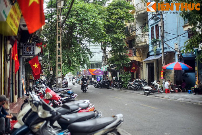 Một số hình ảnh khác về phố Hàng Phèn.