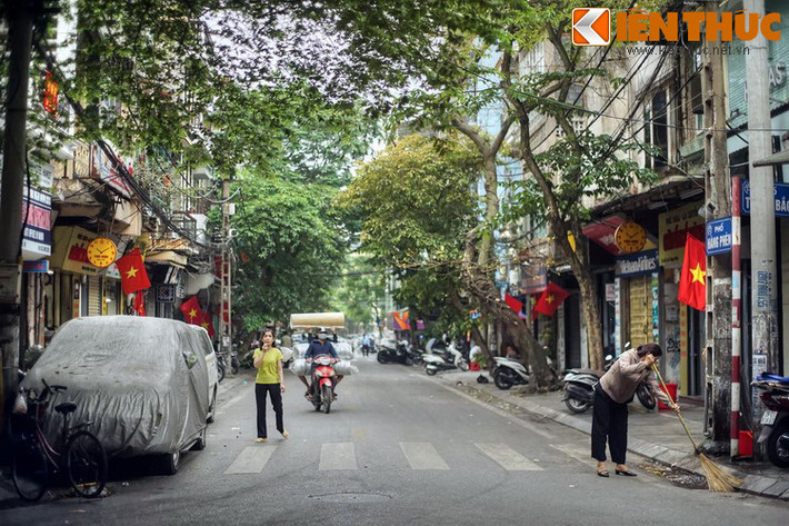 Là một phố nhỏ, trước thế kỷ 20 phố Hàng Phèn chỉ có những ngôi nhà một tầng cũ kỹ. Từ thập niên 1930, những ngôi nhà tại phố này đã được xây dựng cao 2-3 tầng liền nhau khang trang.