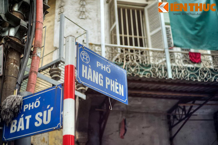 Tên gọi phố Hàng Phèn bắt nguồn từ loại hàng hóa độc đáo được bán trên phố thời xưa. Đó là các loại phèn chua, phèn xanh, phèn đen… là thứ hóa chất gắn liền với cuộc sống của người Việt xưa.