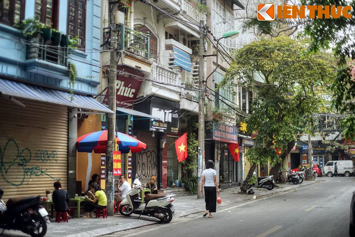 Vào những thế kỷ trước, khi người Việt còn dùng nước sông, hồ, giếng..., nhu cầu sử dụng phèn để xử lý nước là rất lớn. Do đó đã hình thành phố Hàng Phèn, khu phố chuyên bán phèn để phục vụ nhu cầu của toàn bộ dân Hà Nội và một số địa phương lân cận.