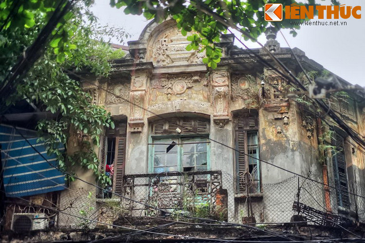 Nhiều ngôi nhà có kiến trúc cổ kính còn được lưu giữ trên phố Hàng Rươi. Trong đó, nhà số 4 có tầng gác từng được dùng làm trụ sở của Thường vụ Trung ương Đảng Cộng Sản Đông Dương vào khoảng giữa năm 1930, khi đồng chí Trần Phú đã làm việc tại đây một thời gian.