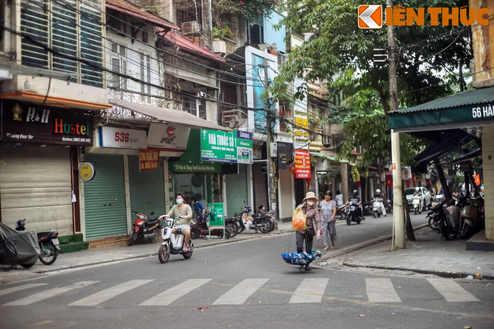 Thời Pháp thuộc, người Pháp gọi phố là rue des Vers Blancs, nghĩa là phố bán “giun trắng”. Năm 1945, phố này chính thức mang tên là phố Hàng Rươi.